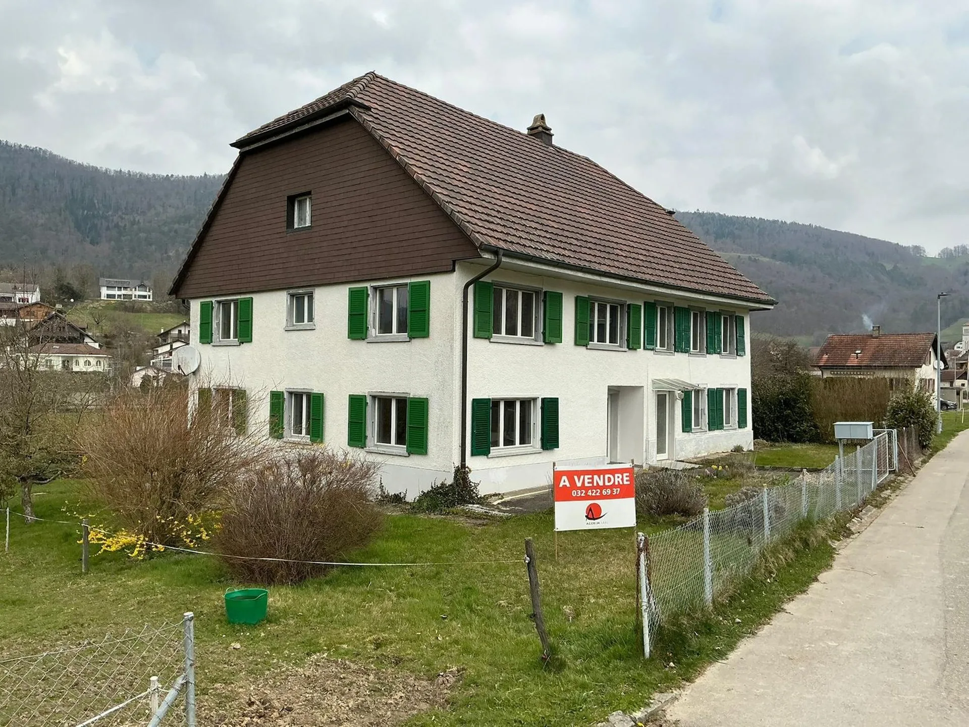 Large building comprising 2 apartments with 5.5 rooms