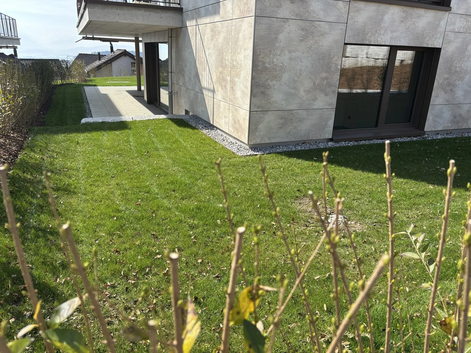 Neubau 3.5 Zimmer-Garten-Wohnung mit Garten und Blick auf den Zugersee