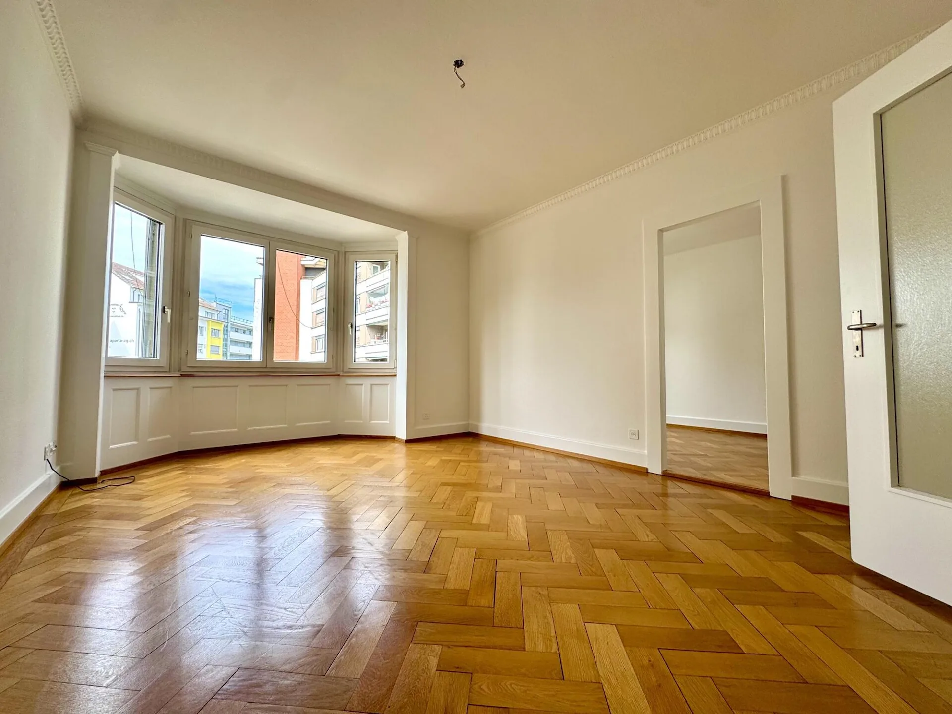 Centro con parquet a doghe di pesce
