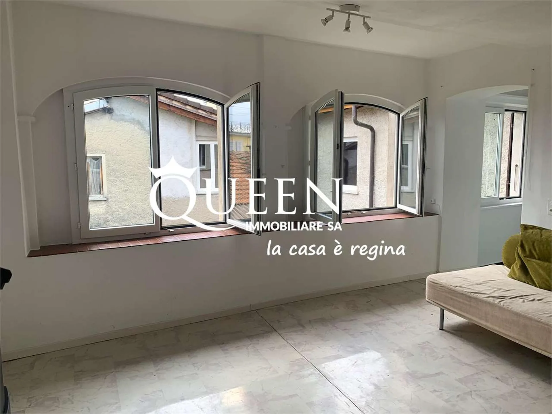 Novaggio: casa 8 locali, 308 mq., nel nucleo con terreno annesso 195 m