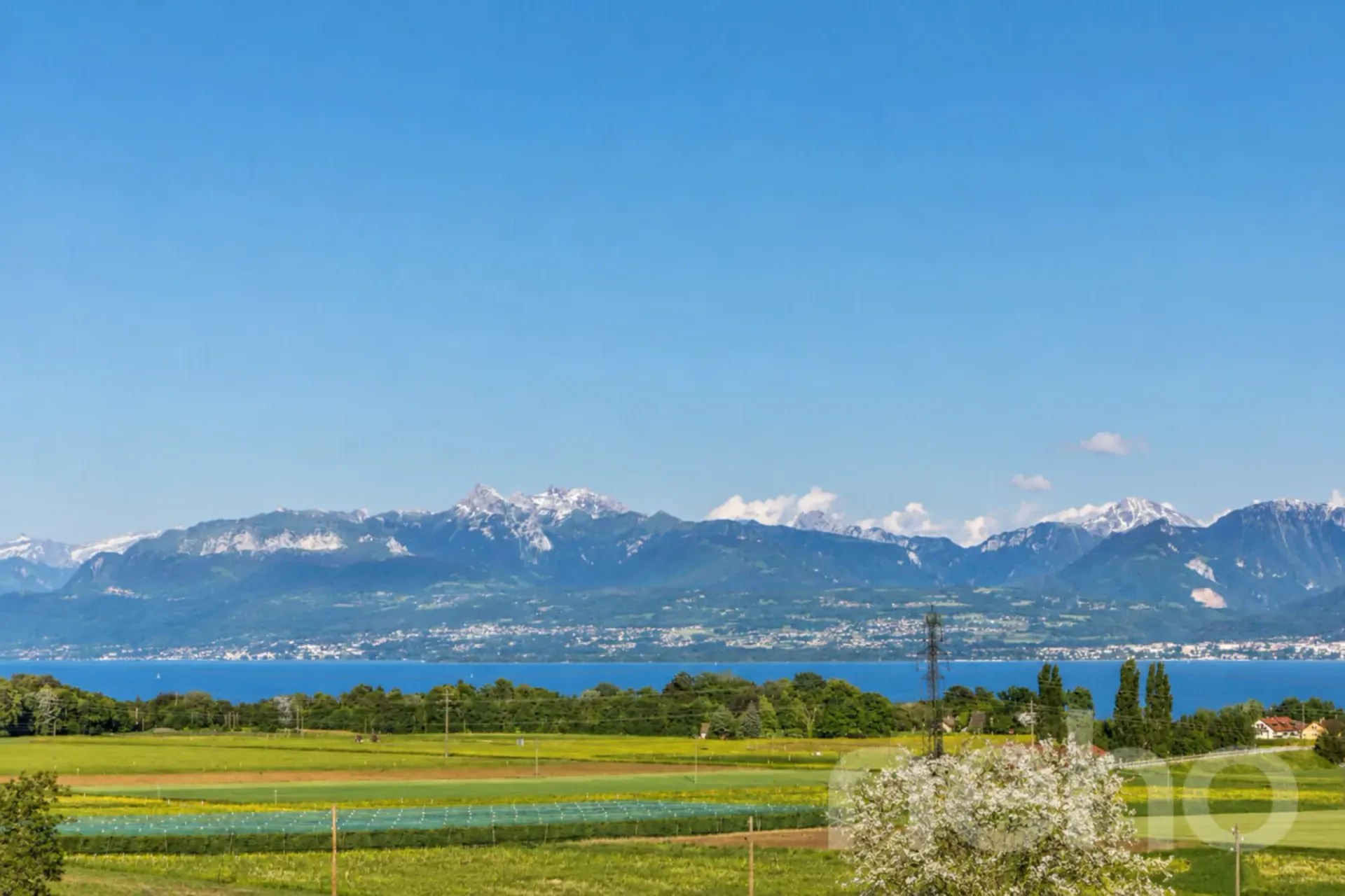 Geräumiges Haus mit spektakulärer Aussicht auf den See und die Alpen