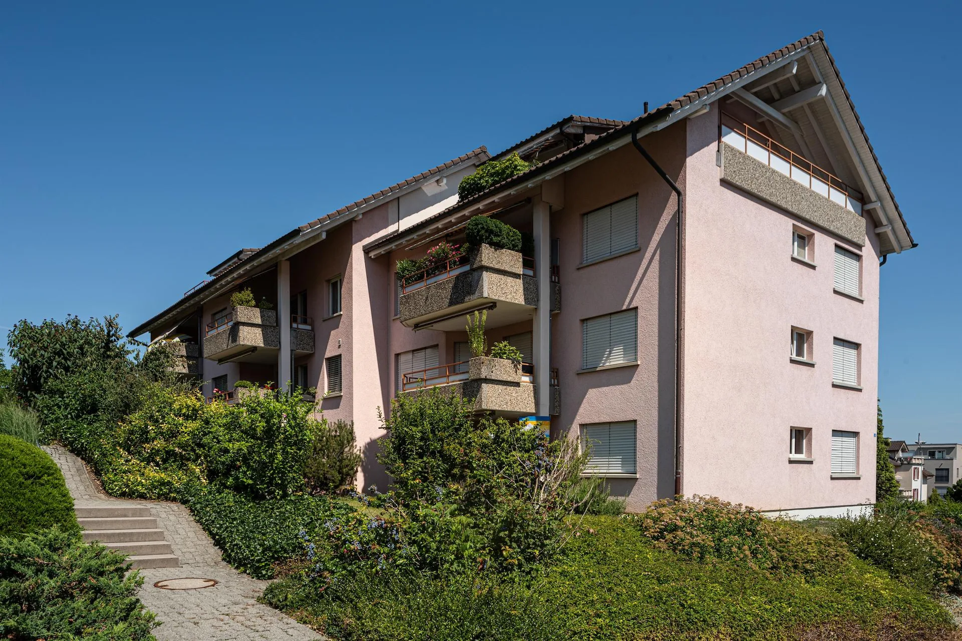 Charmante Dachwohnung mit zwei Balkonen
