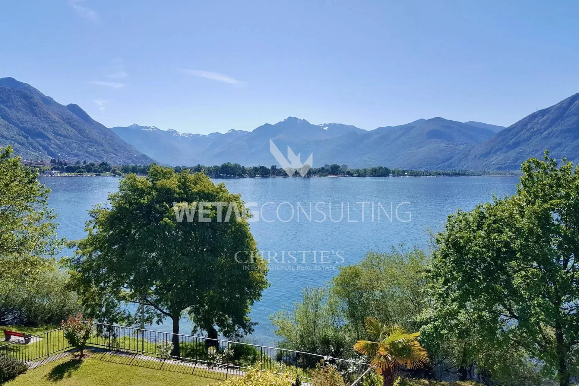 Elegante Villa mit Garten in exklusiver Lage direkt an der Seepromenade am Lago Maggiore zu verkaufen