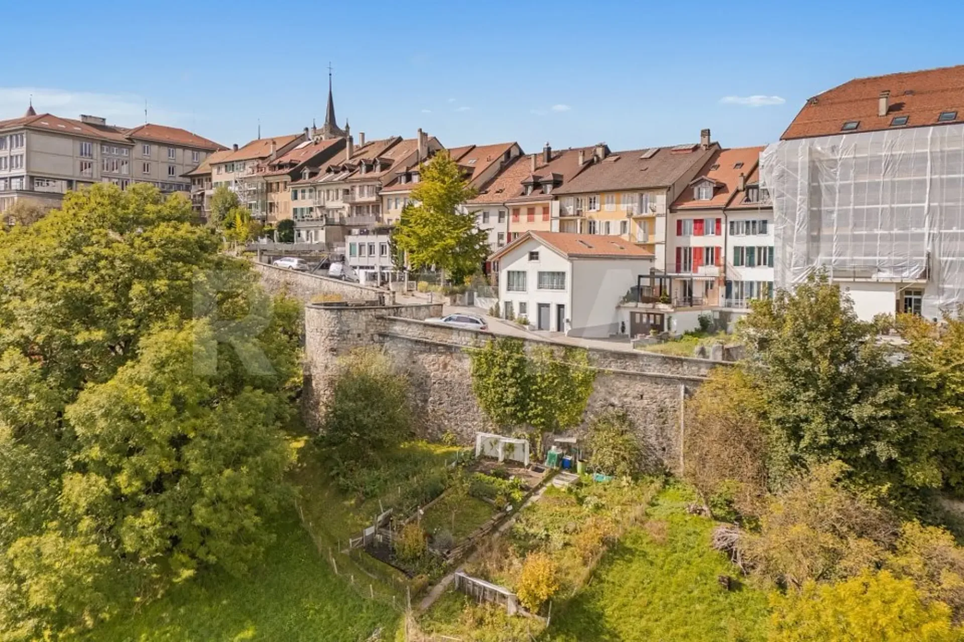 Vivre en vieille ville avec commerces, gare et écoles à proximité