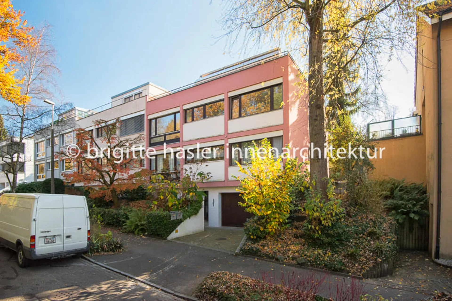 Propriété de 2 parties avec unité studio supplémentaire dans un emplacement populaire de Riehen