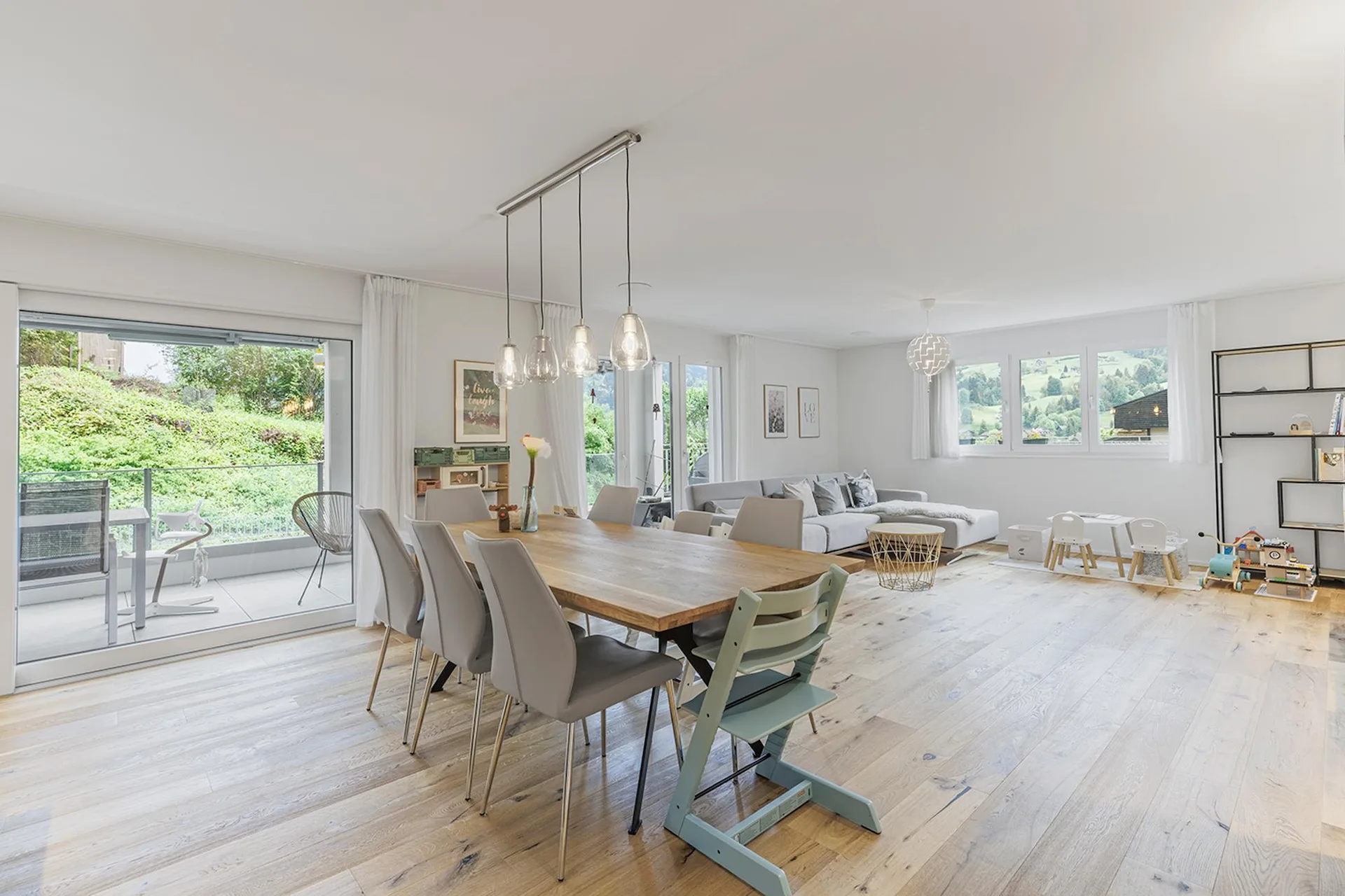 Modernes Zuhause mit Garten für die ganze Familie
