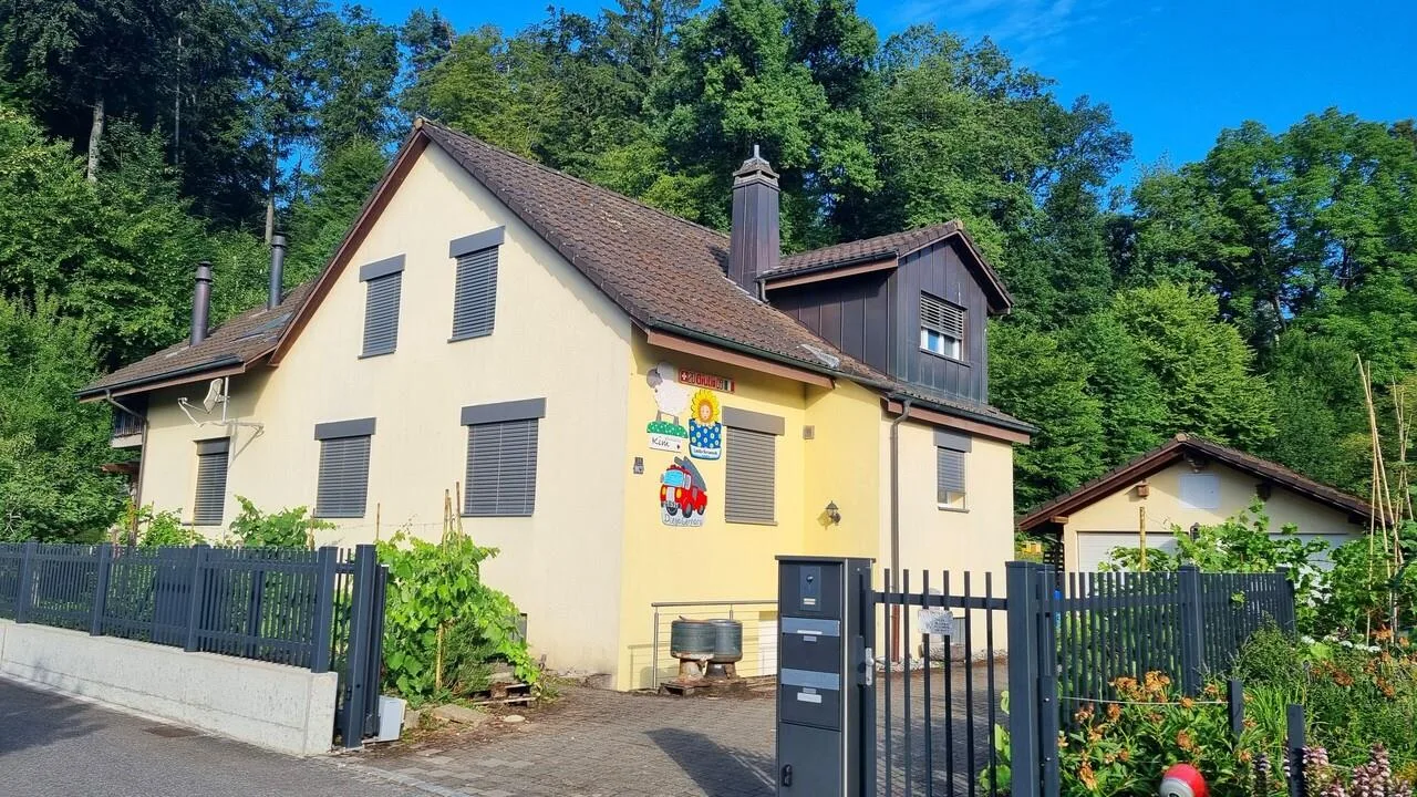 Moderne, heimelige Dachwohnung an zentraler Lage