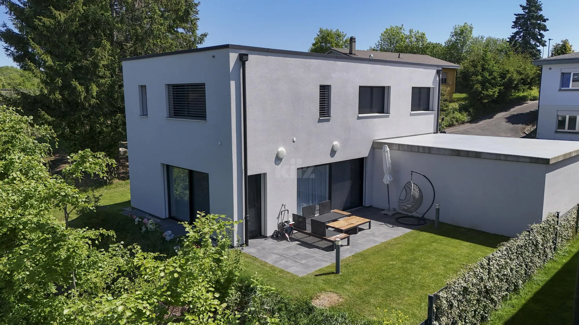 Prächtige moderne Villa mit Garten