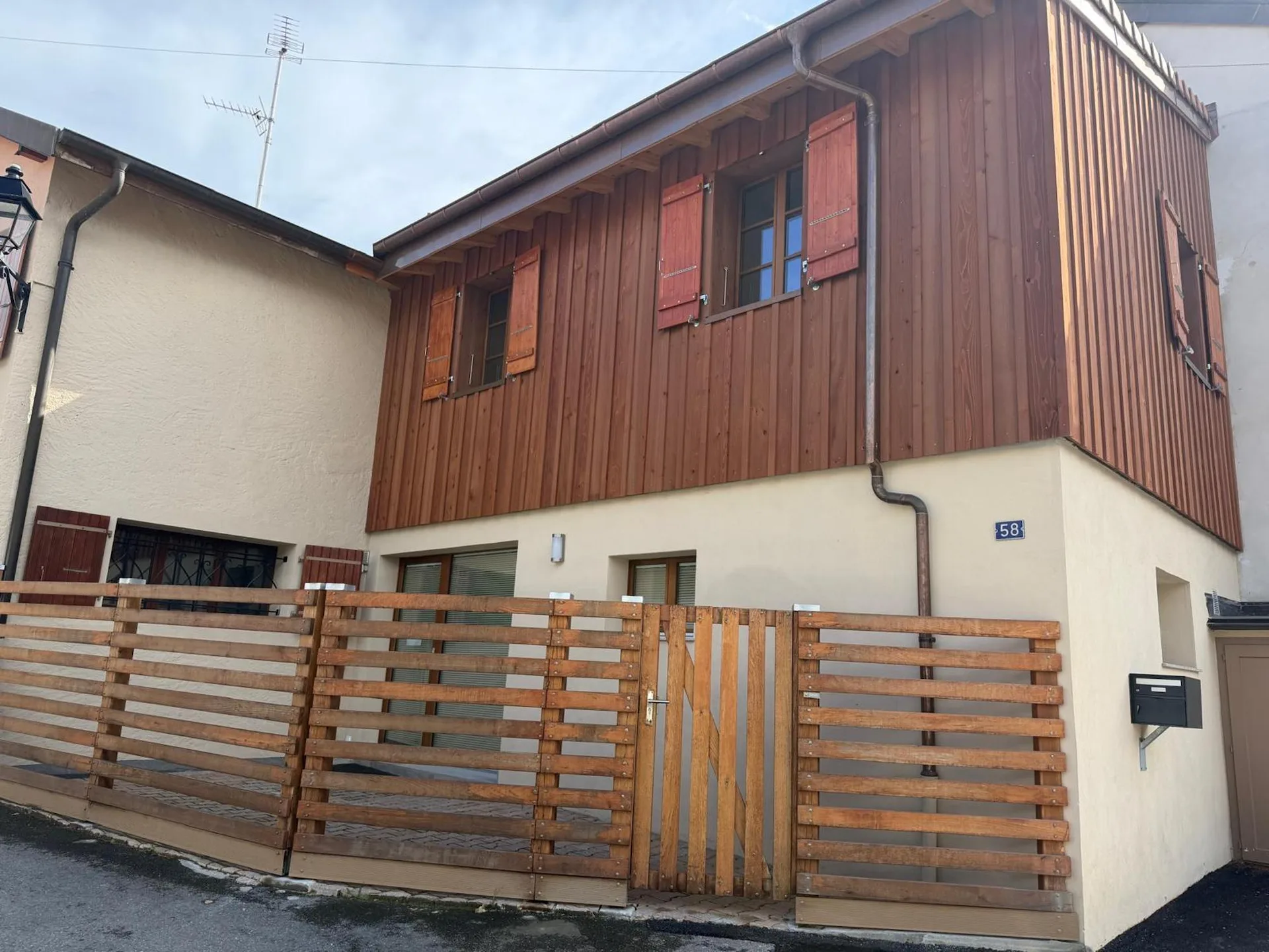 Located in the heart of the Arare hamlet, this fully renovated 160 m2 village house combines modern and functional amenities.