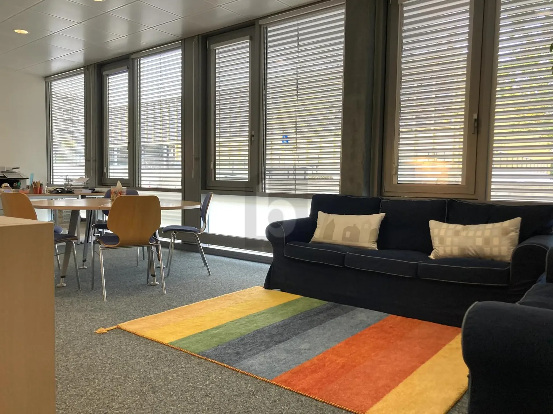 BÜRO IDEAL FÜR UNTERNEHMEN, SCHULEN ODER KABINETTE