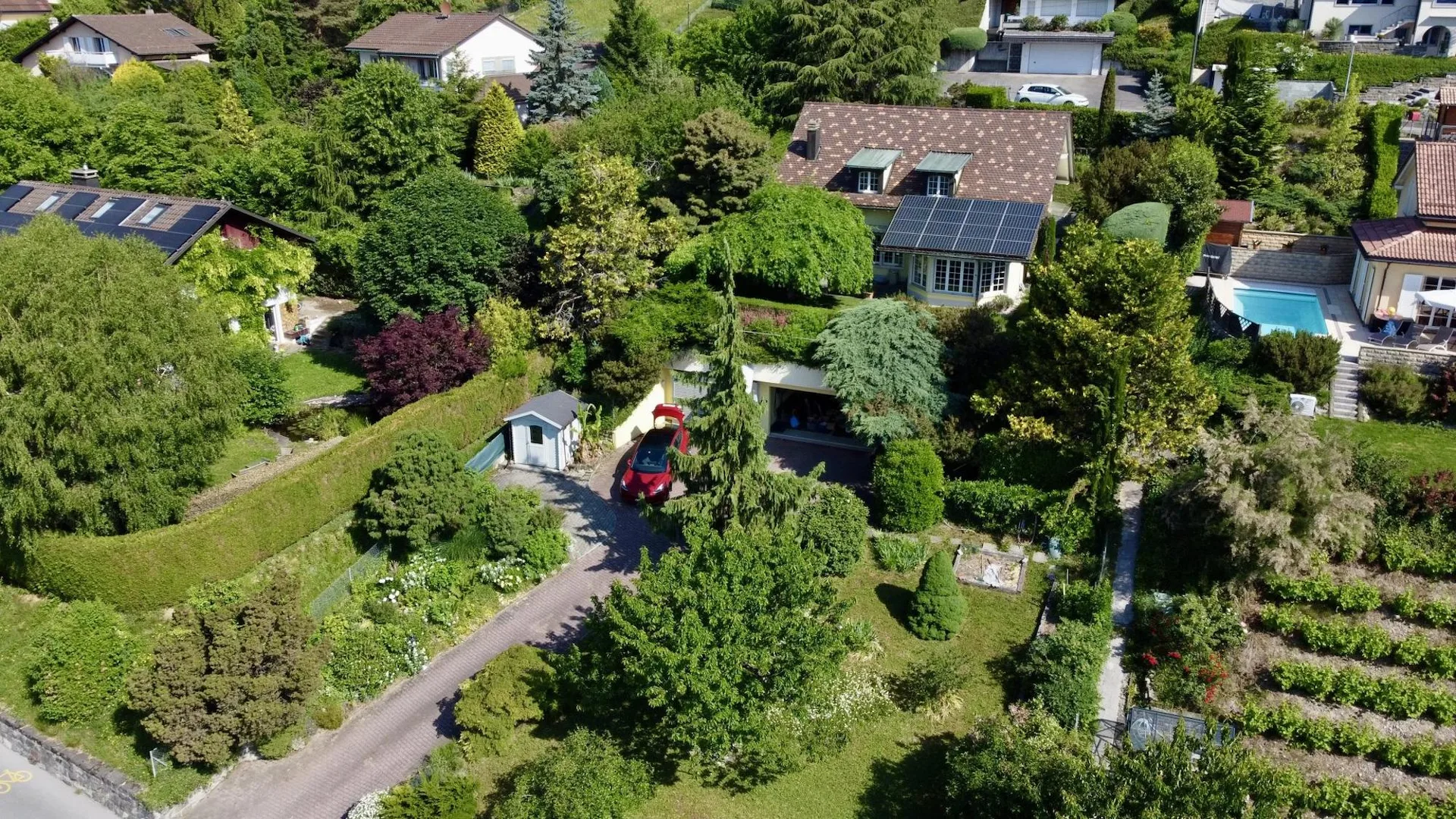 Individual villa in a quiet location with garden and lake view