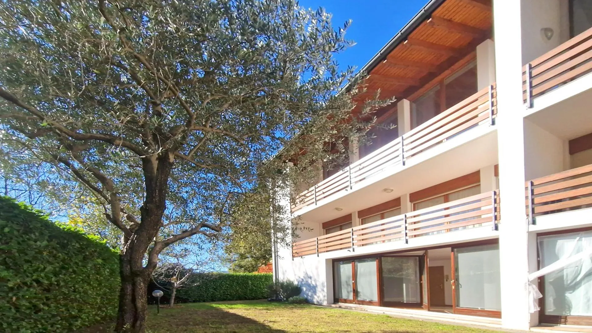 Schönes Haus 5,5 mit wunderbarer Wohnzone und großem Garten.