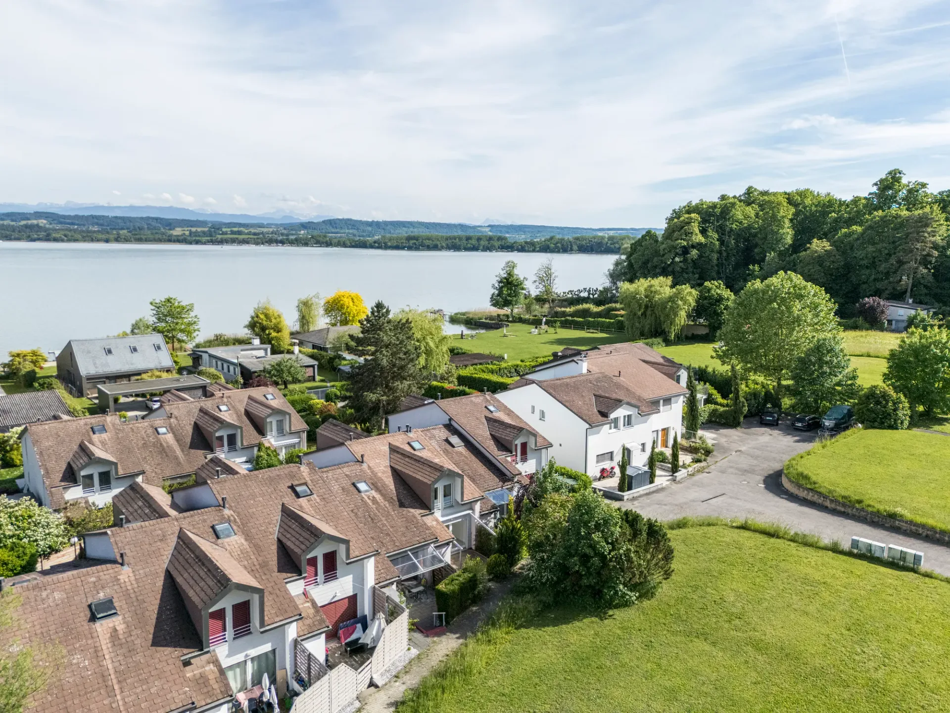 REIHENMITTELHAUS AM MURTENSEE MIT PRIVATEM SEEANSTOSS