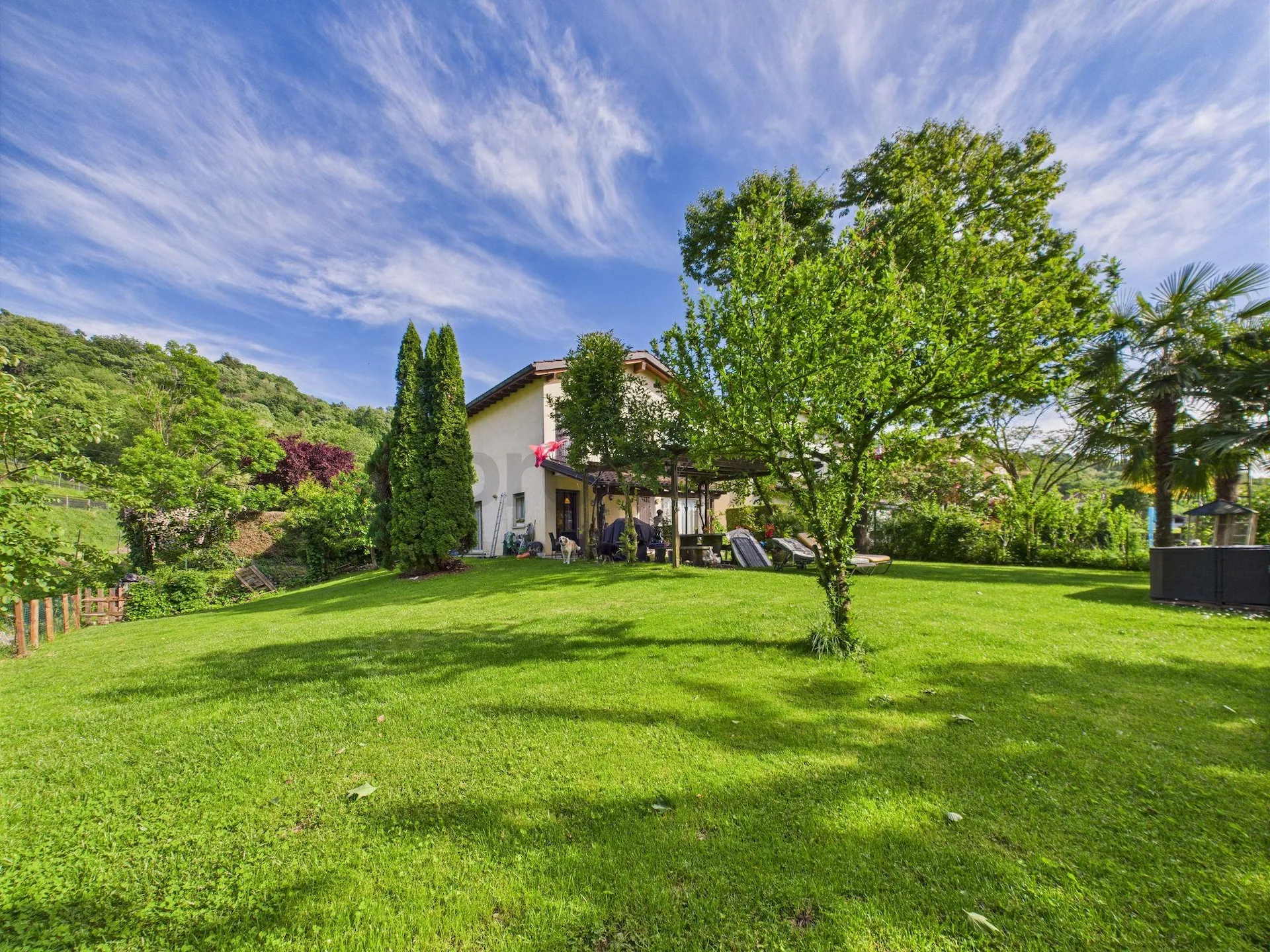 Tranquility and nature: splendid villa with large garden