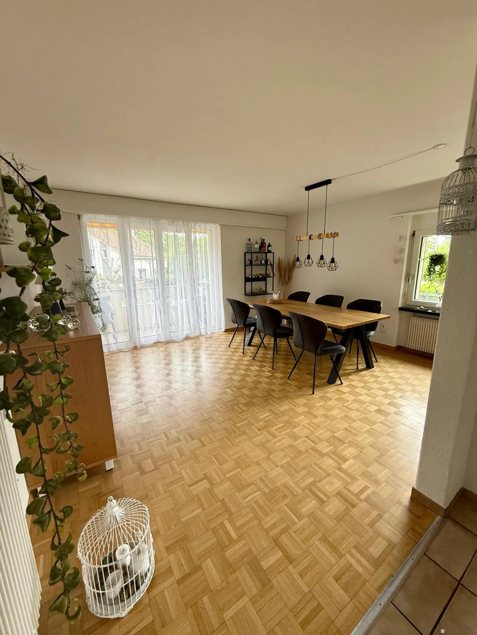 4-Zimmerwohnung im Hochparterre an ruhiger Lage - App. de 4 pièces au rez-de-chaussée surélevé