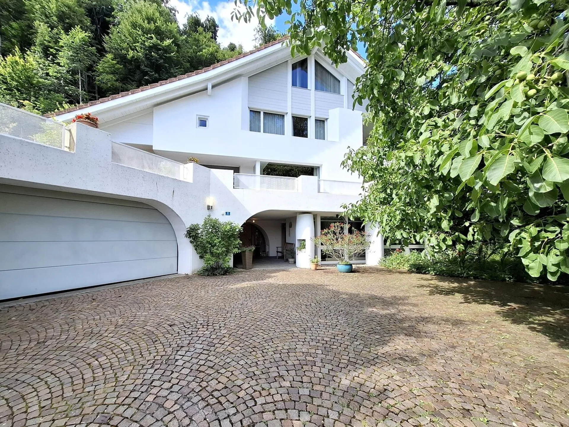 Vivre avec cœur et caractère - maison unifamiliale avec espace commercial