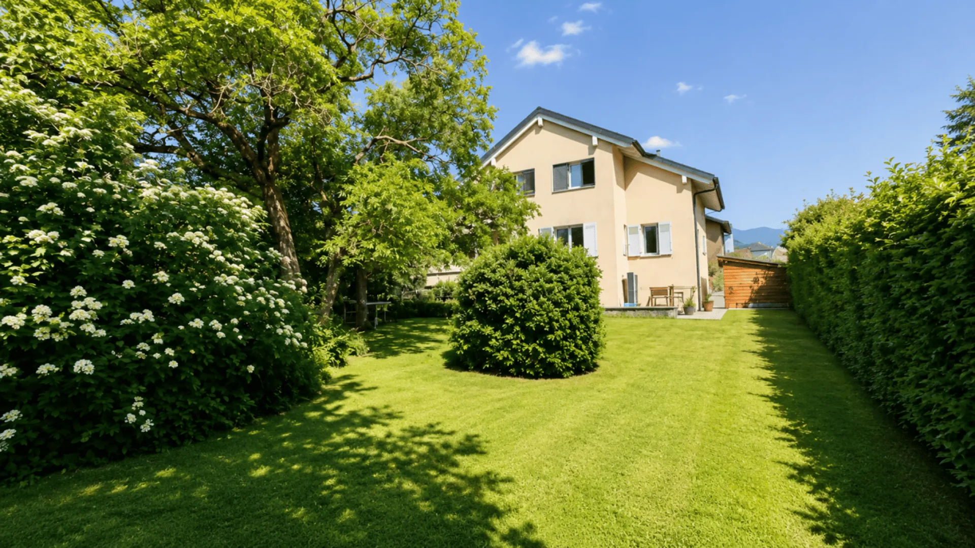Schöne Einzelvilla mit 2 Wohnungen und einem großen Studio, in unmittelbarer Nähe zum Zentrum von Yverdon, mit einem geräumigen, reich bewaldeten und blühenden Garten