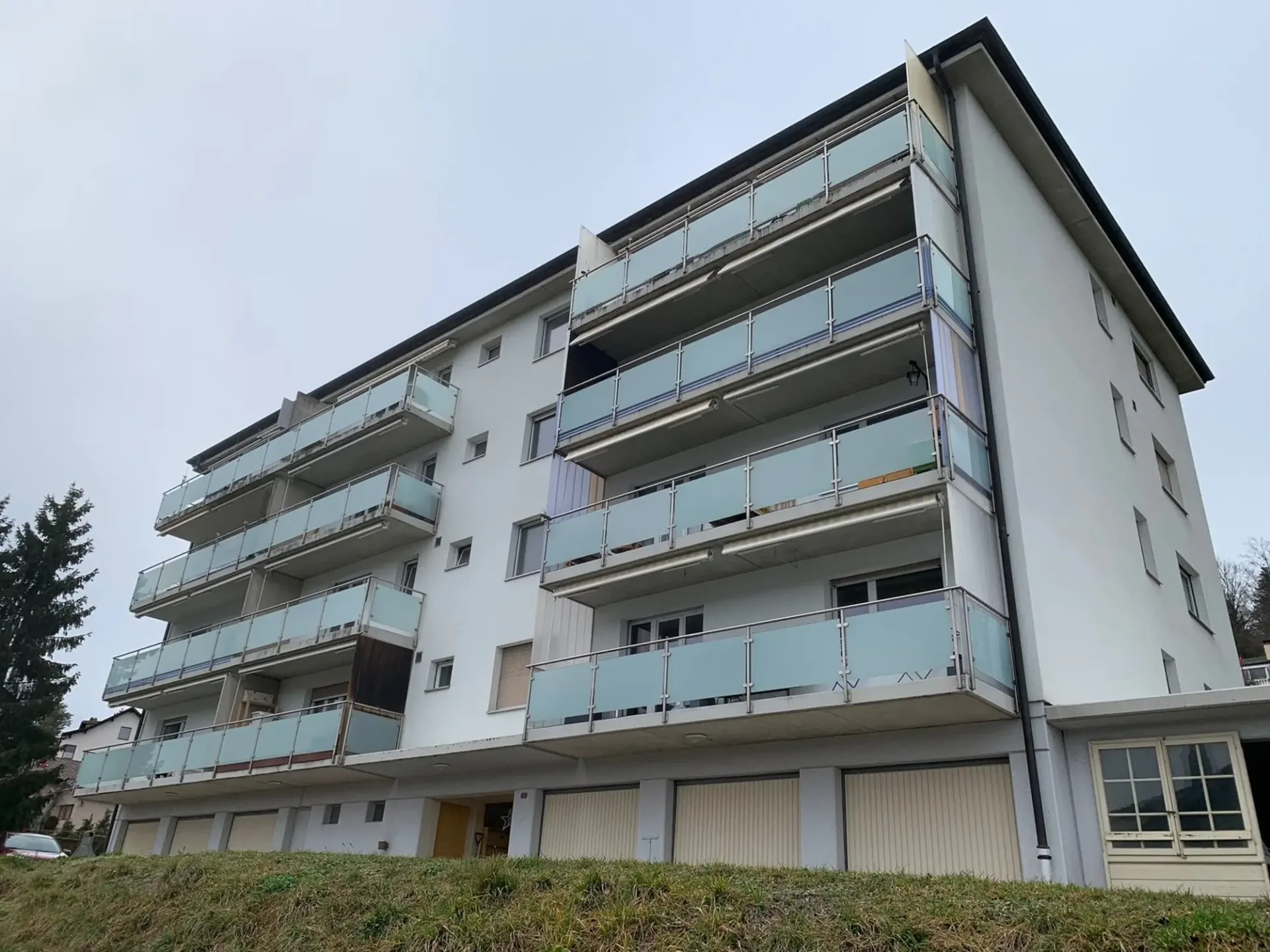 Zweizimmerwohnung komplett renoviert mit Balkon