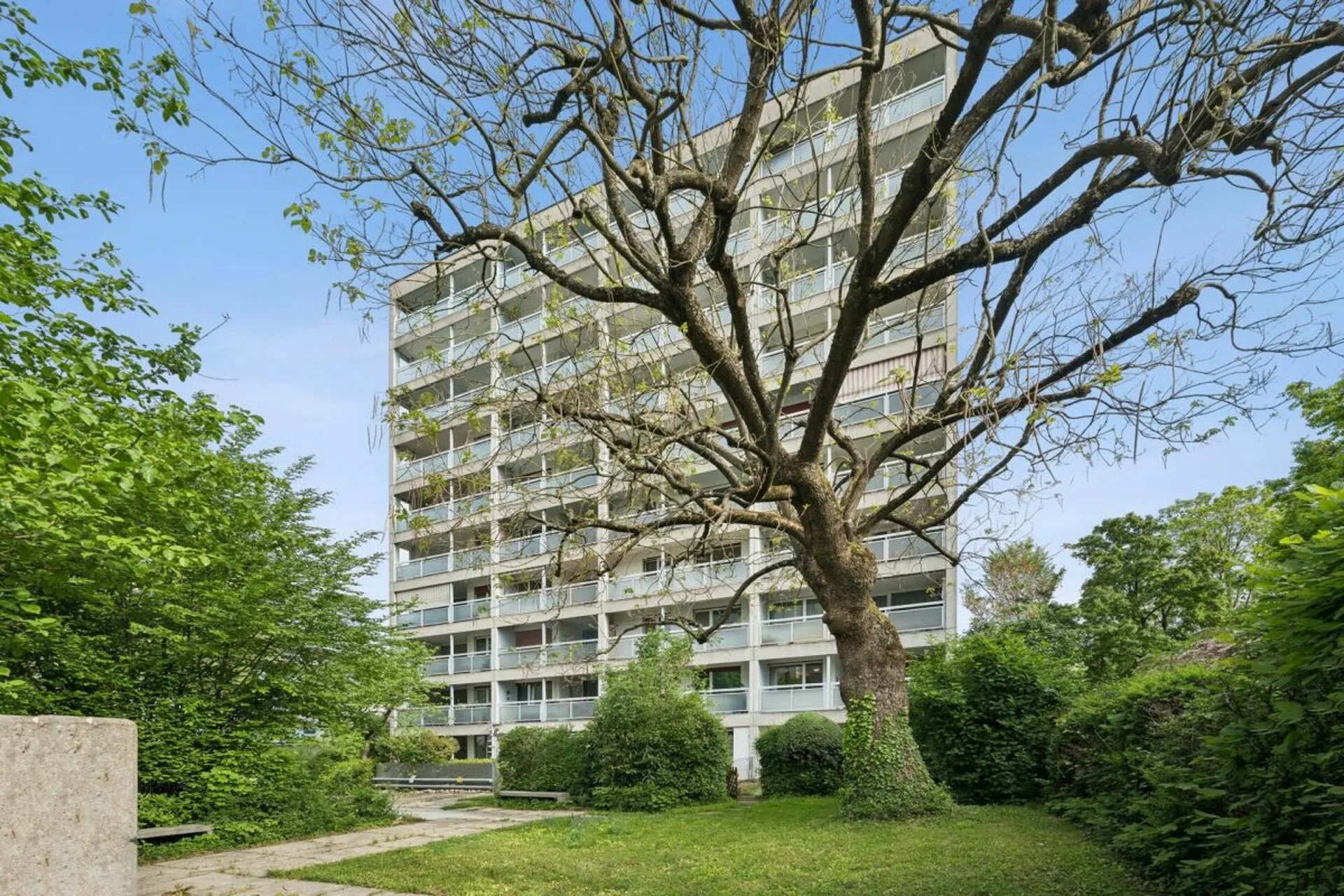 Modern, comfortable 4.5-room apartment with spacious south-facing balcony and parking space