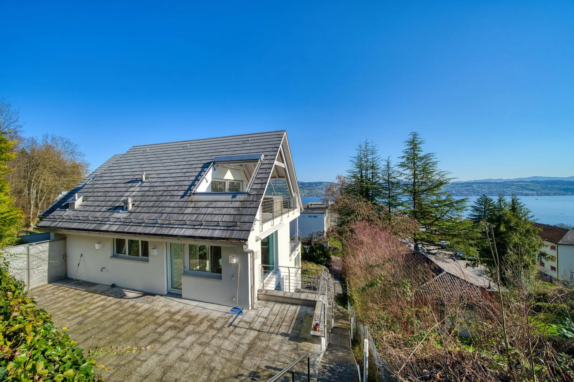 Modernes Einfamilienhaus mit Panorama-Seesicht