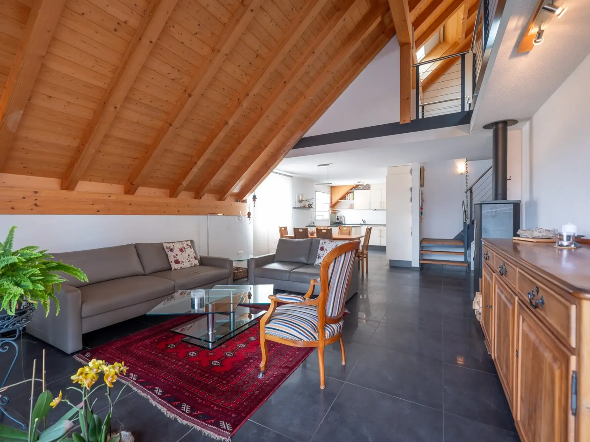 Moderne 4 1/2-Zimmer-Maisonette-Wohnung mit Schwedenofen und grossem Balkon