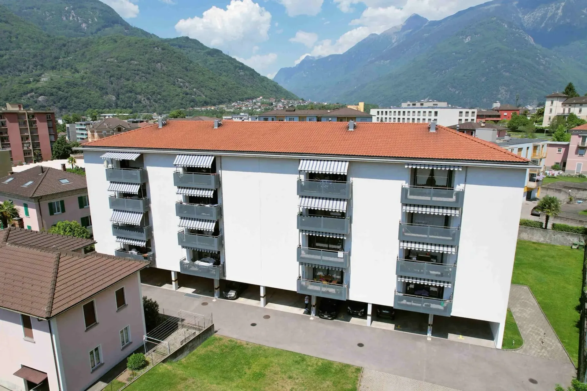 Appartamento con terrazza ben esposta in zona comoda e ben servita