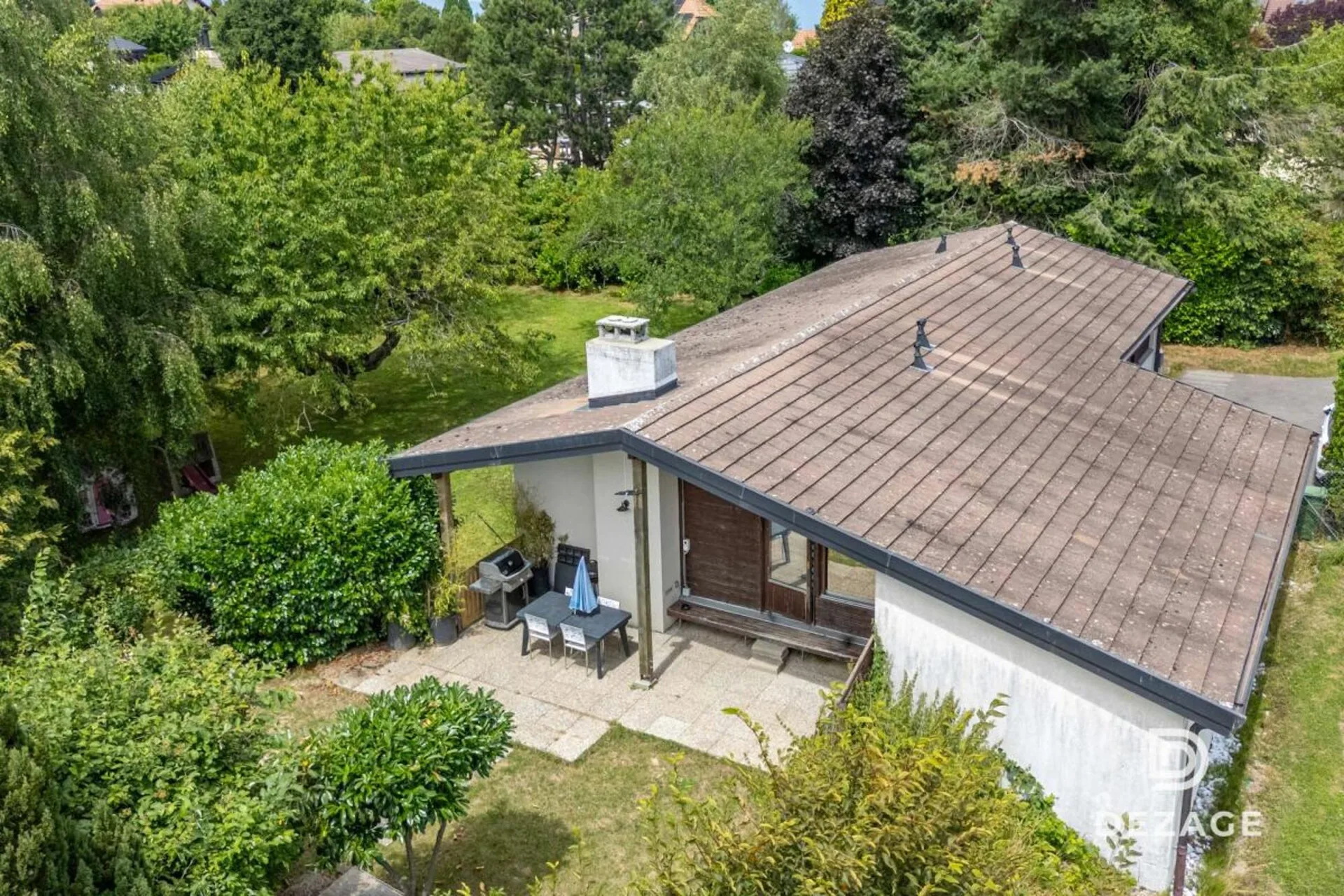 House to renovate with potential for expansion on a vast wooded plot!