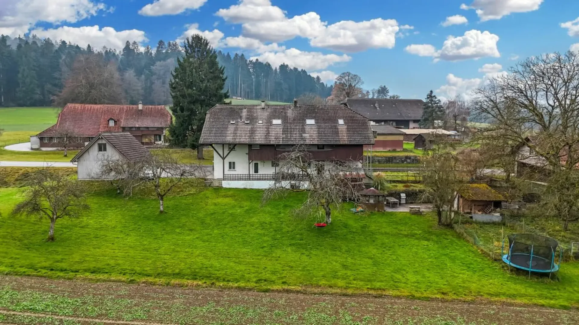 Vollvermietetes Mehrfamilienhaus mit 4 Wohnungen, 5.4% Bruttorendite
