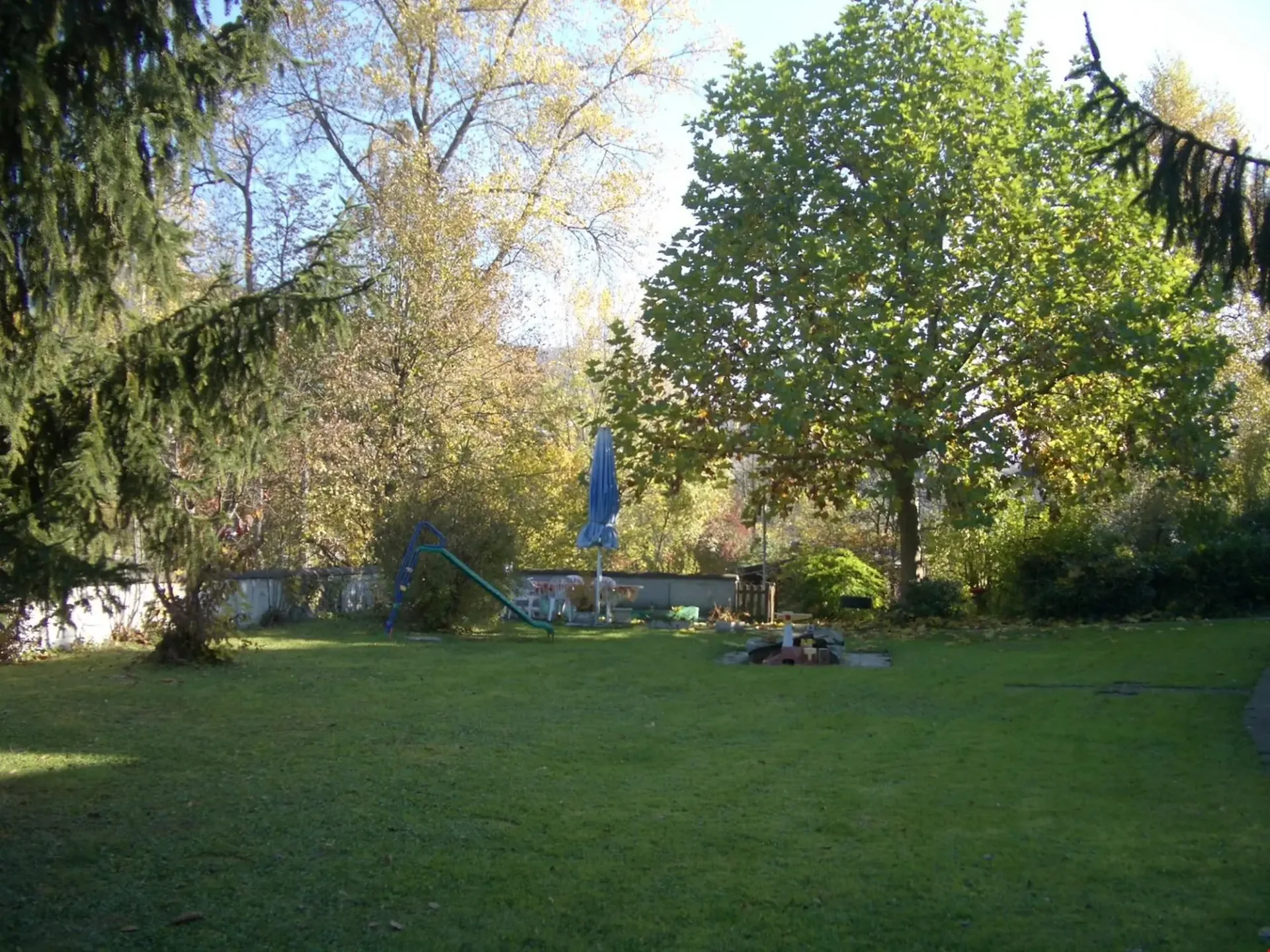 Originelles Büro/Atelier mit herrlichem Ausblick in attraktivem 2-Familienhaus im Dorfzentrum ...