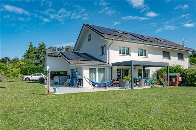 Einzelagent – Charmantes Doppelhaus, 6 Zimmer mit Garten