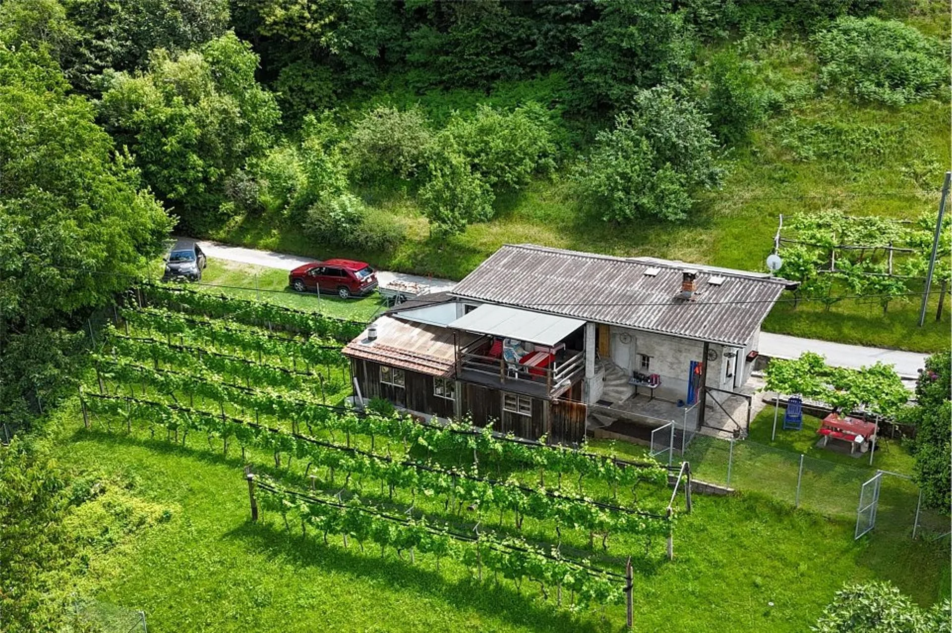 Interessantes typisches Tessiner Rustico mit grossem Grundstück