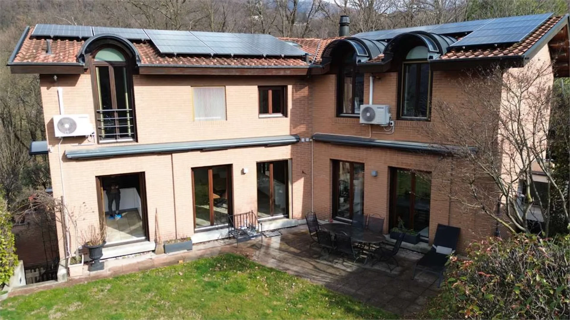In zona Riservata e nella Natura  SIGNORILE VILLA con giardino e bosco