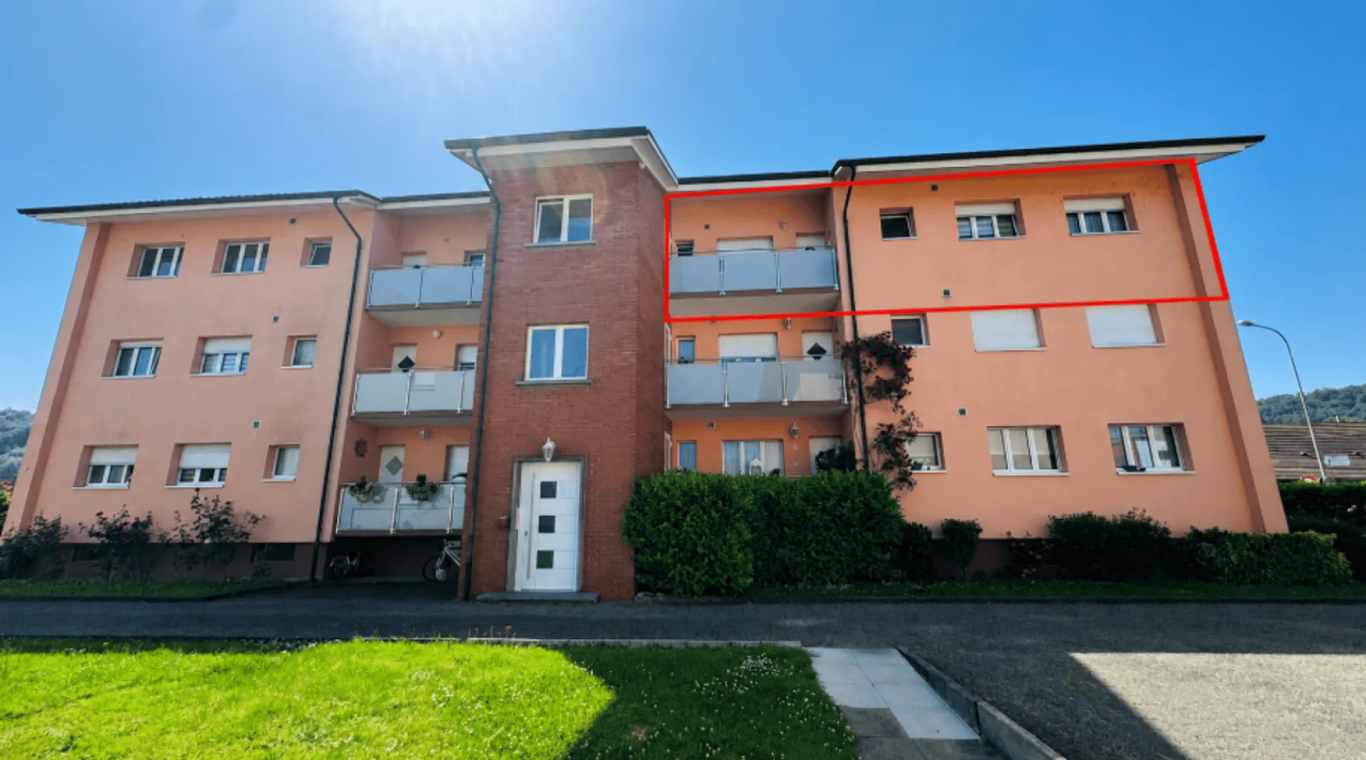 Appartement spacieux 5.5 pièces avec plusieurs balcons, carport, place de parking & beaucoup d'espace de stockage