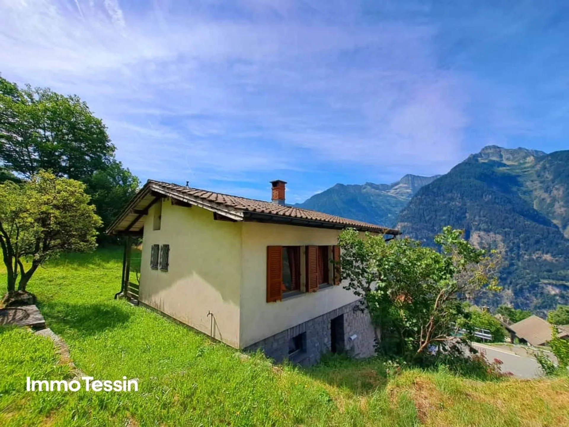 Charmantes Haus an ruhiger Lage mit Garten & Terrasse mit fantastischem Blick in die Tessiner Bergwelt