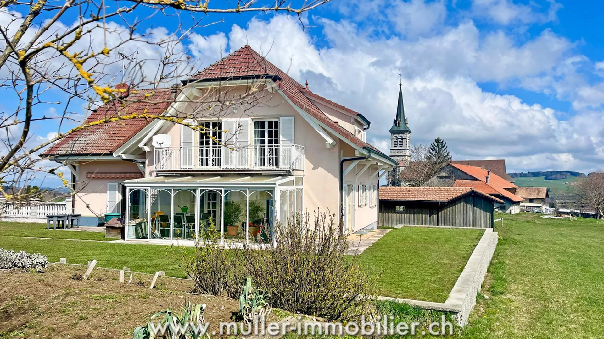 Große Villa mit 3 unabhängigen Wohnungen und einem Geschäft