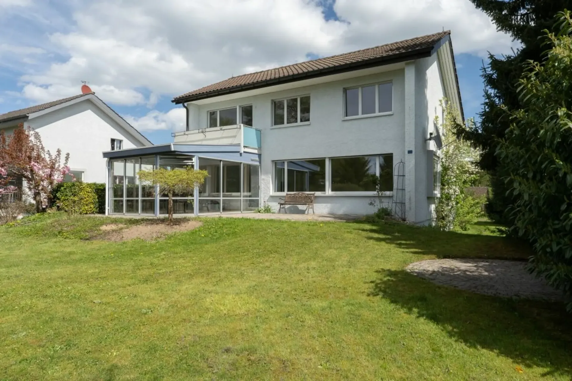 Grosses Einfamilienhaus mit Umschwung
