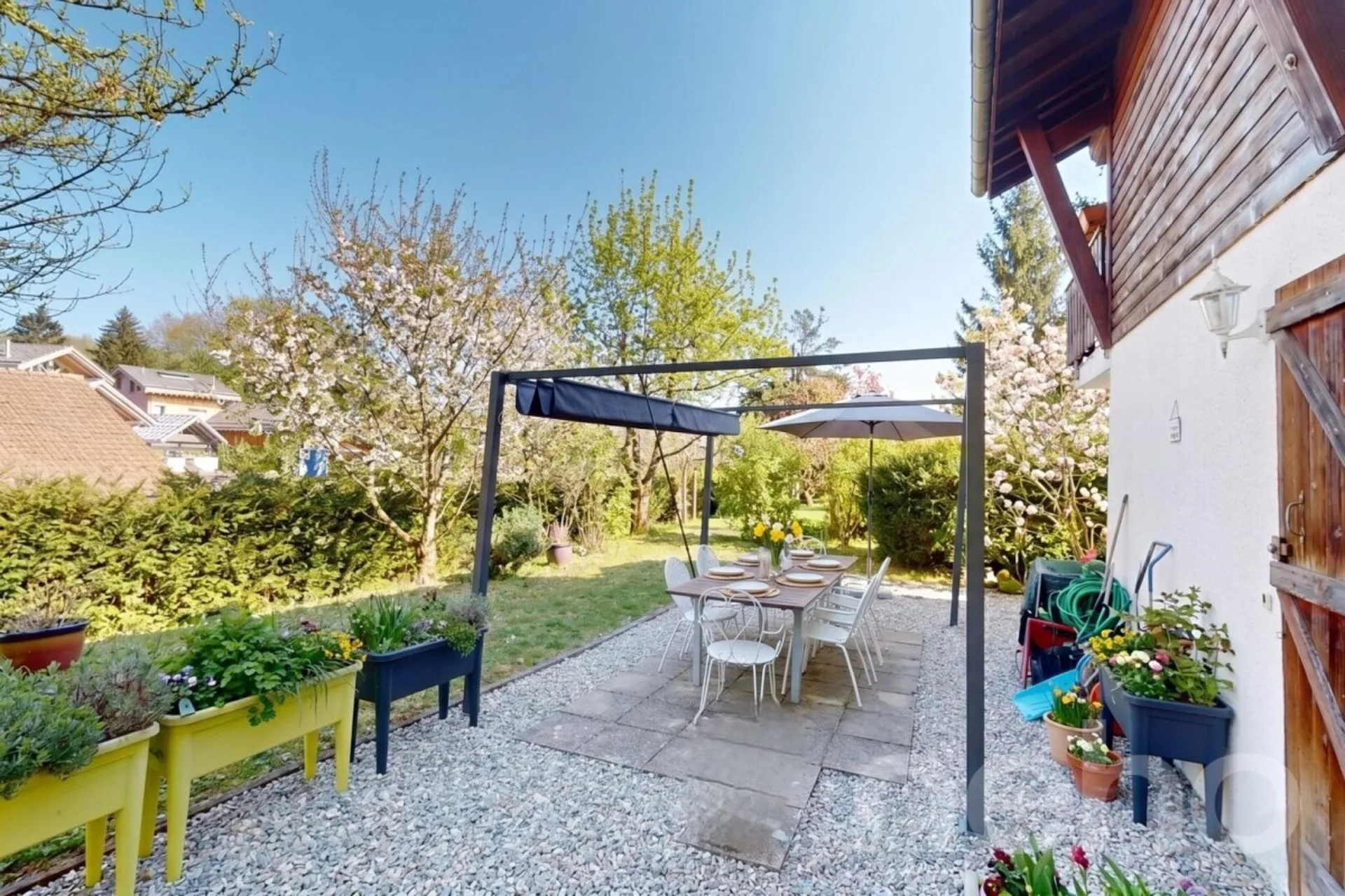 Chalet familial avec studio indépendant et terrain de 1 085 m²