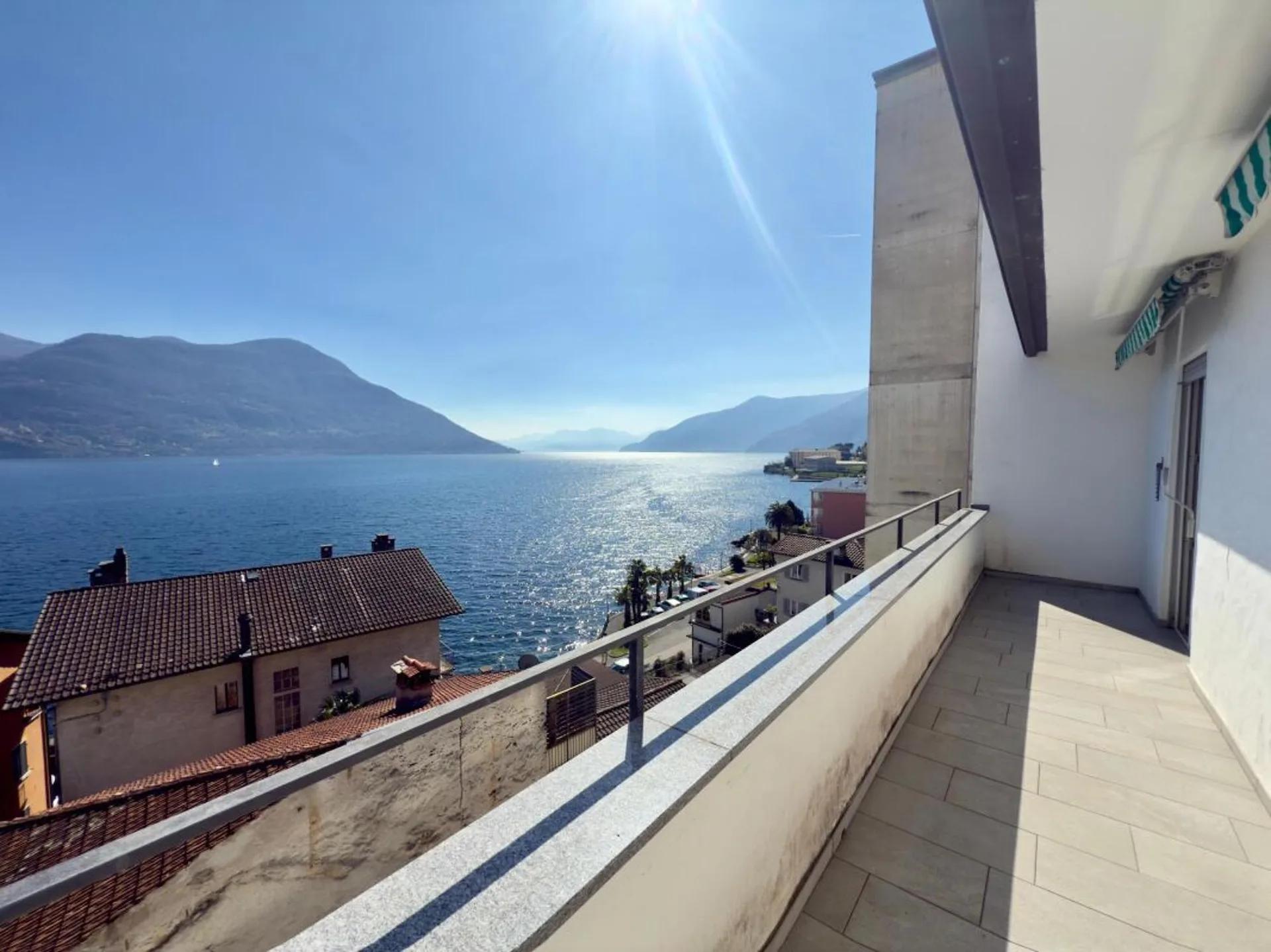 Sehr helle 4.5-Zimmer-Wohnung mit Traumblick, Aufzug und Balkon.