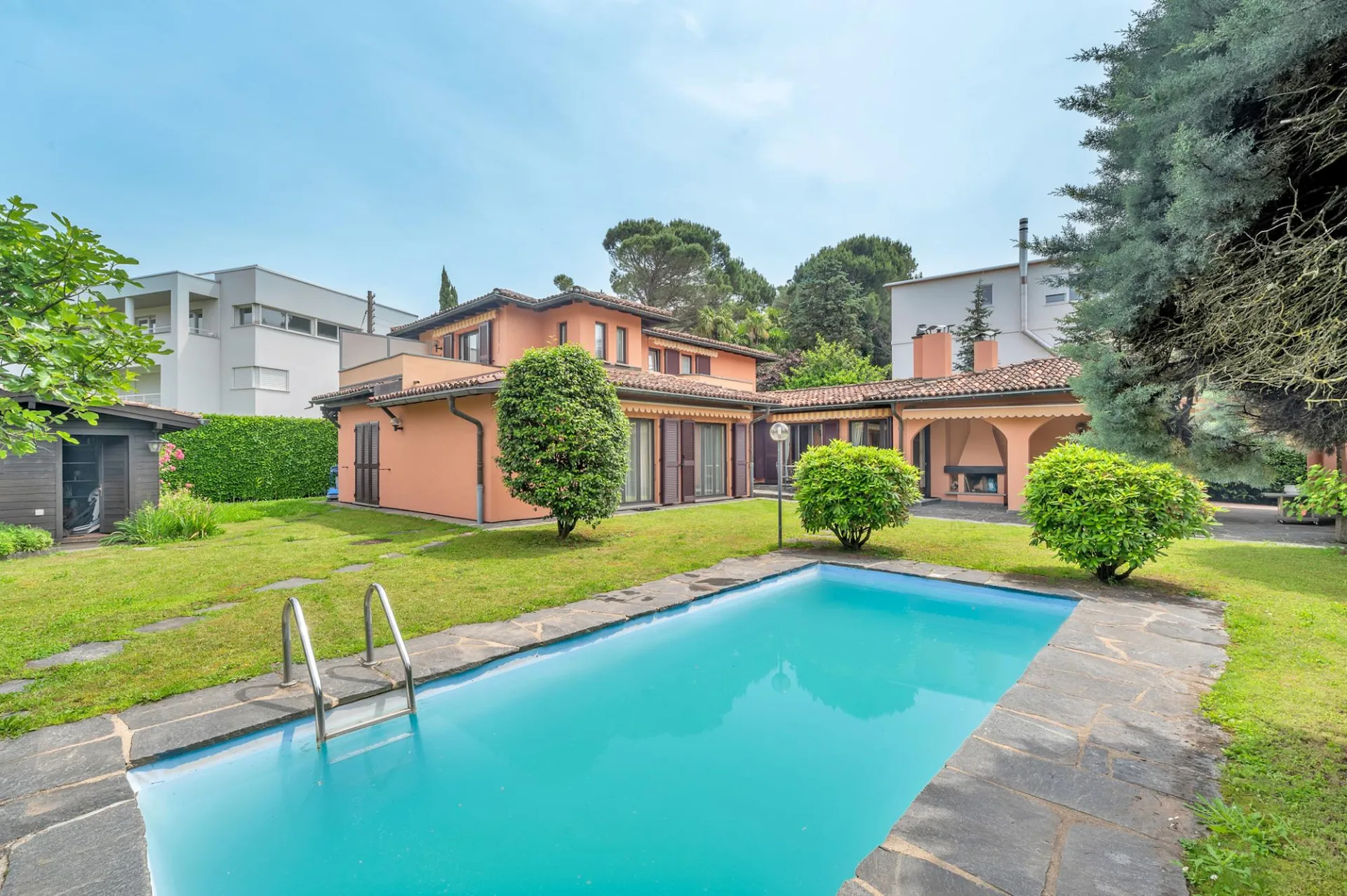 Villa mit 8,5 Zimmern, Garten und Pool