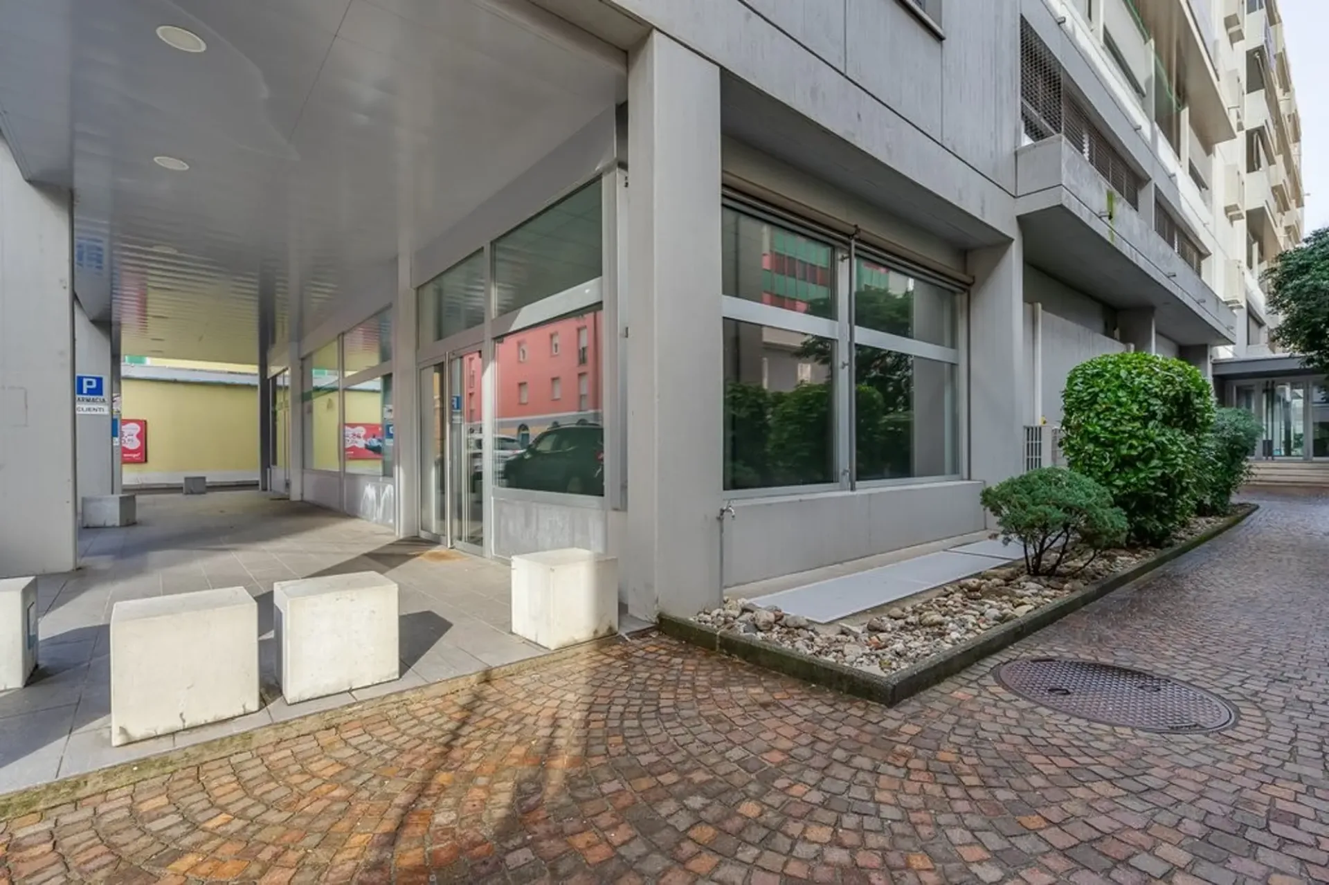 Mietwohnung helles Gewerbe-/Bürolokal