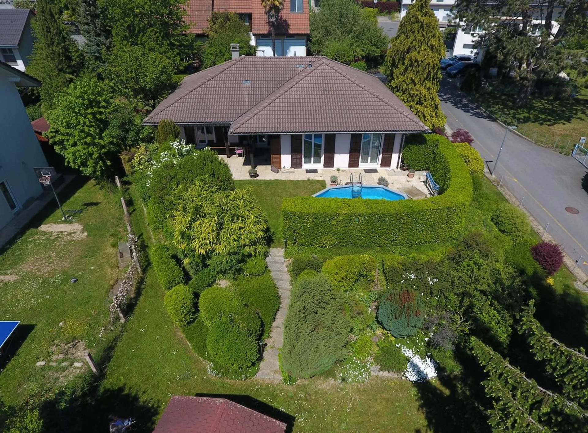 Villa individuelle avec beau jardin