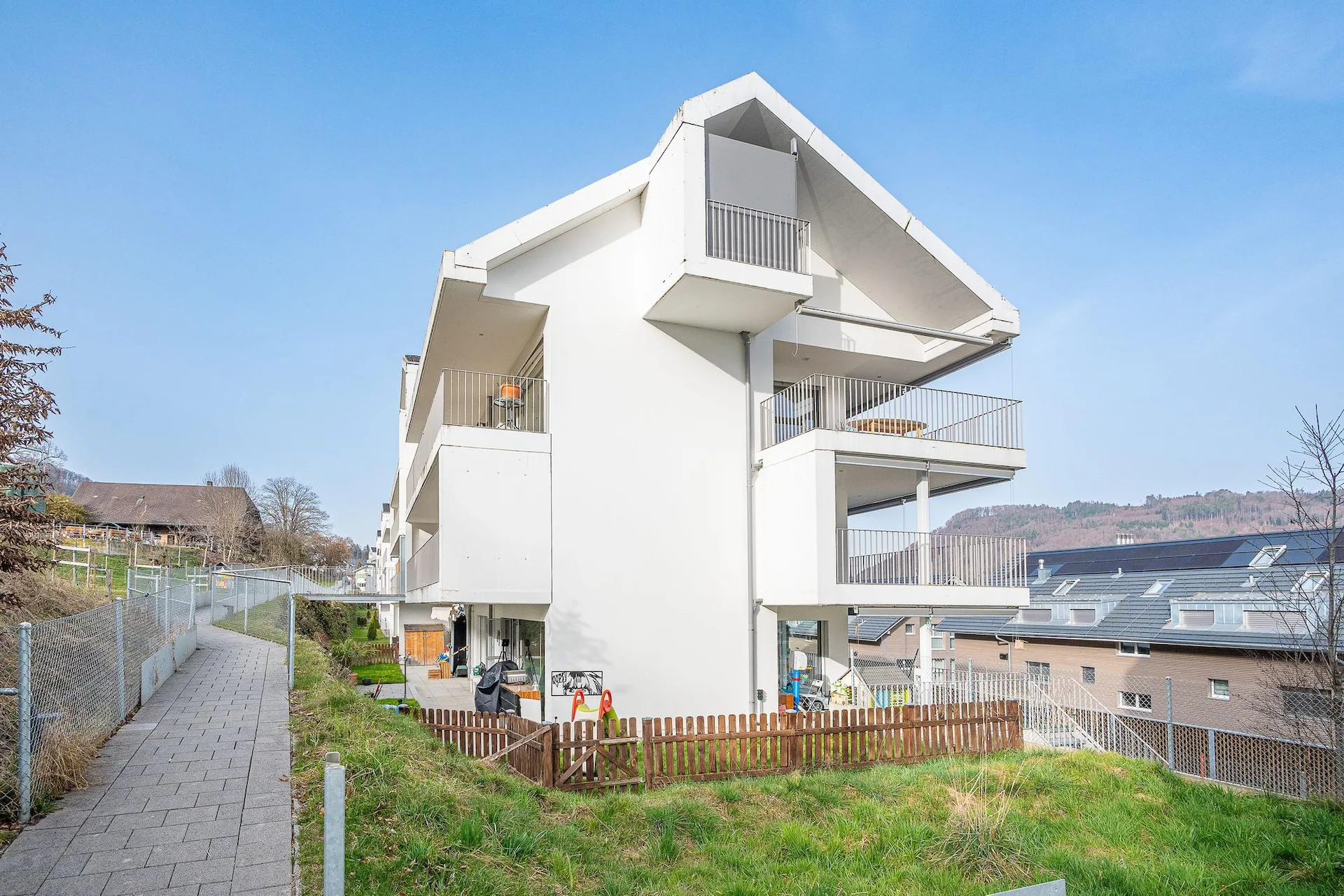 Moderne 3.5-Zimmer-Gartenwohnung mit grossem Aussenbereich in Toffen zu verkaufen