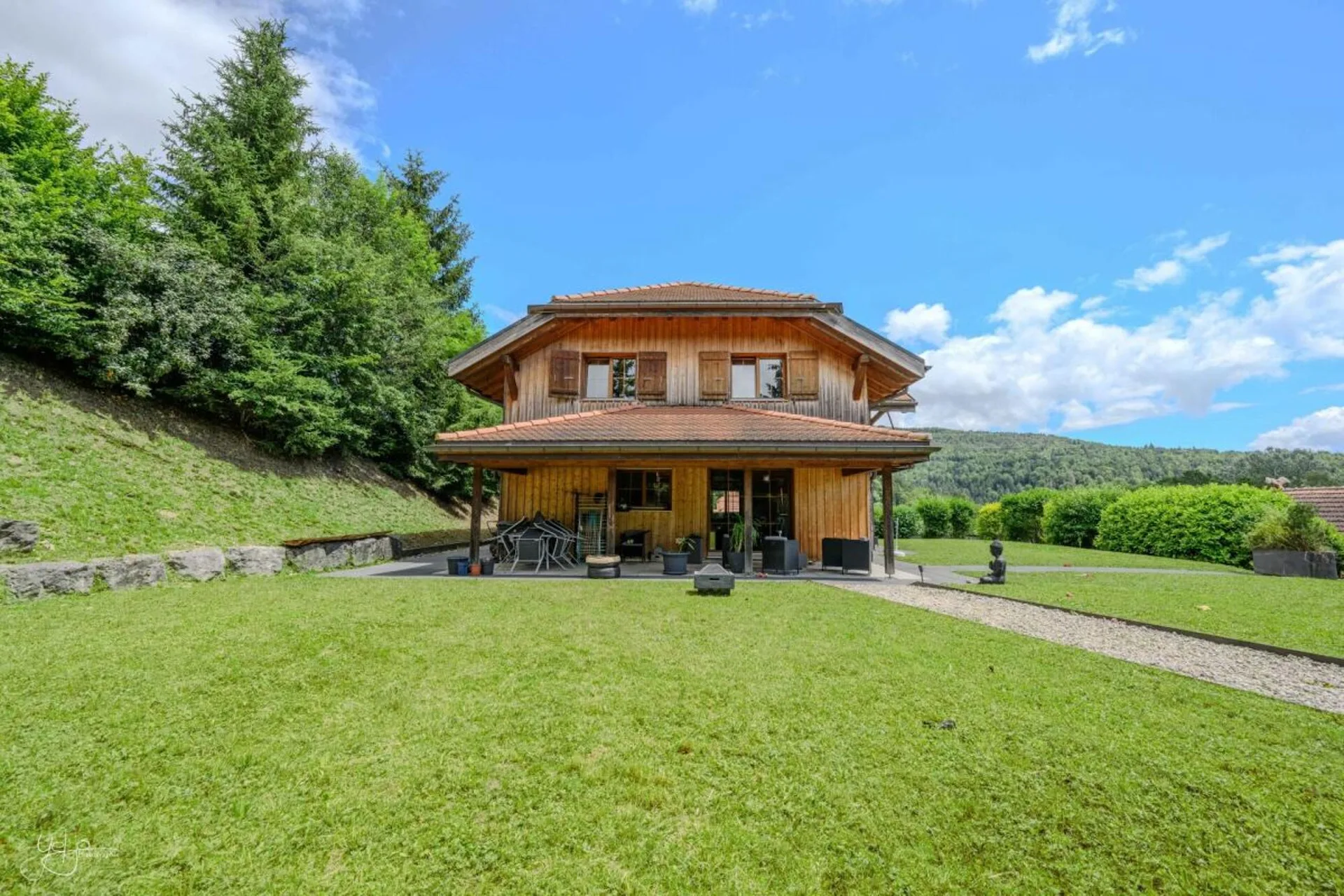 High-end shared accommodation in a detached house with garden and pool