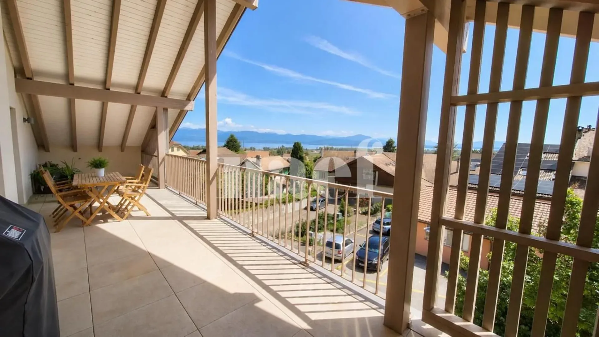 Schönes 4-Zimmer-Dachapartment mit großem Balkon und Seeblick