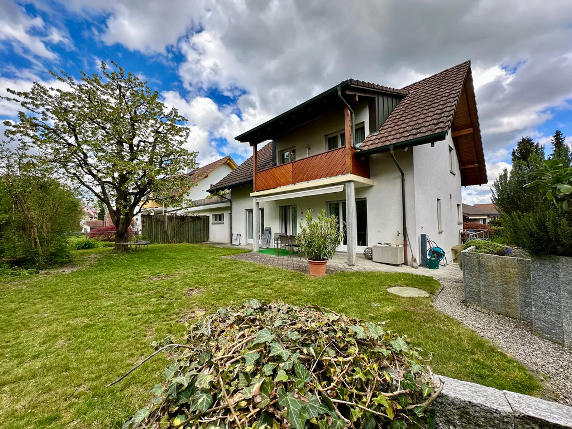 Well-maintained single-family house with garden paradise, ideal for families
