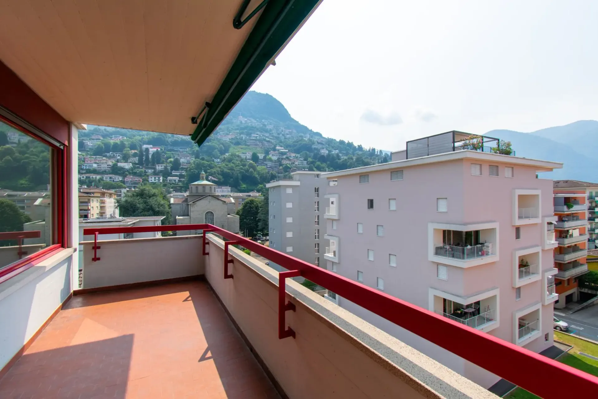 GROSSE 5.5-ZIMMER-WOHNUNG IN EINER SEHR GUT ERREICHBAREN GEGENDE