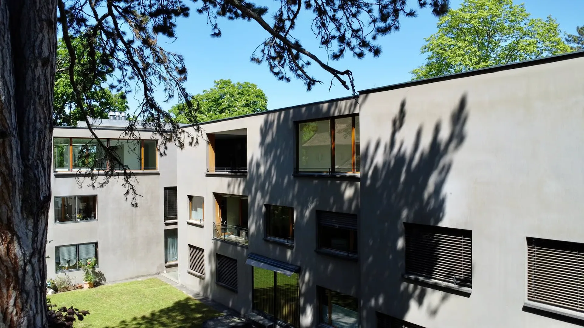 Schöne 4,5 Zi Maisonette-Wohnung mit überdachtem Balkon an ruhiger und begehrter Wohnlage in Riehen