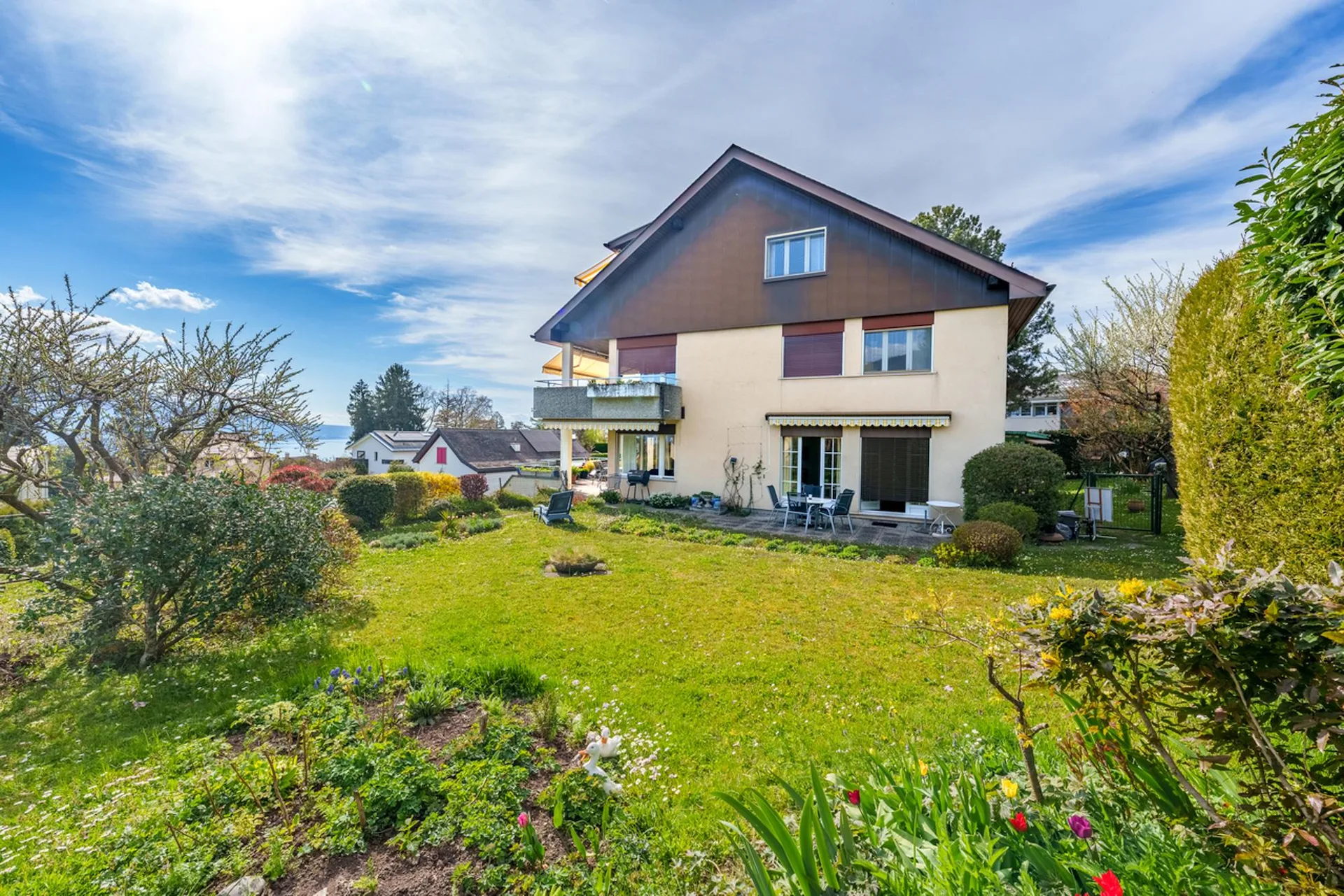 Appartement mit 4,5 Zimmern, Garten, Seeblick und Bergblick