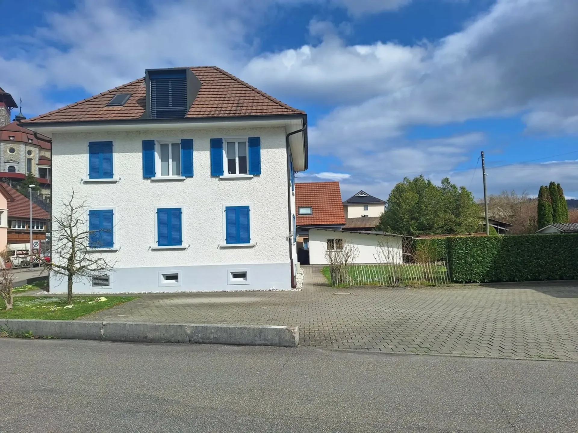 Helle 5.5-Zi. Maisonette-Attikawohnung mit Terrasse und Gartenanteil