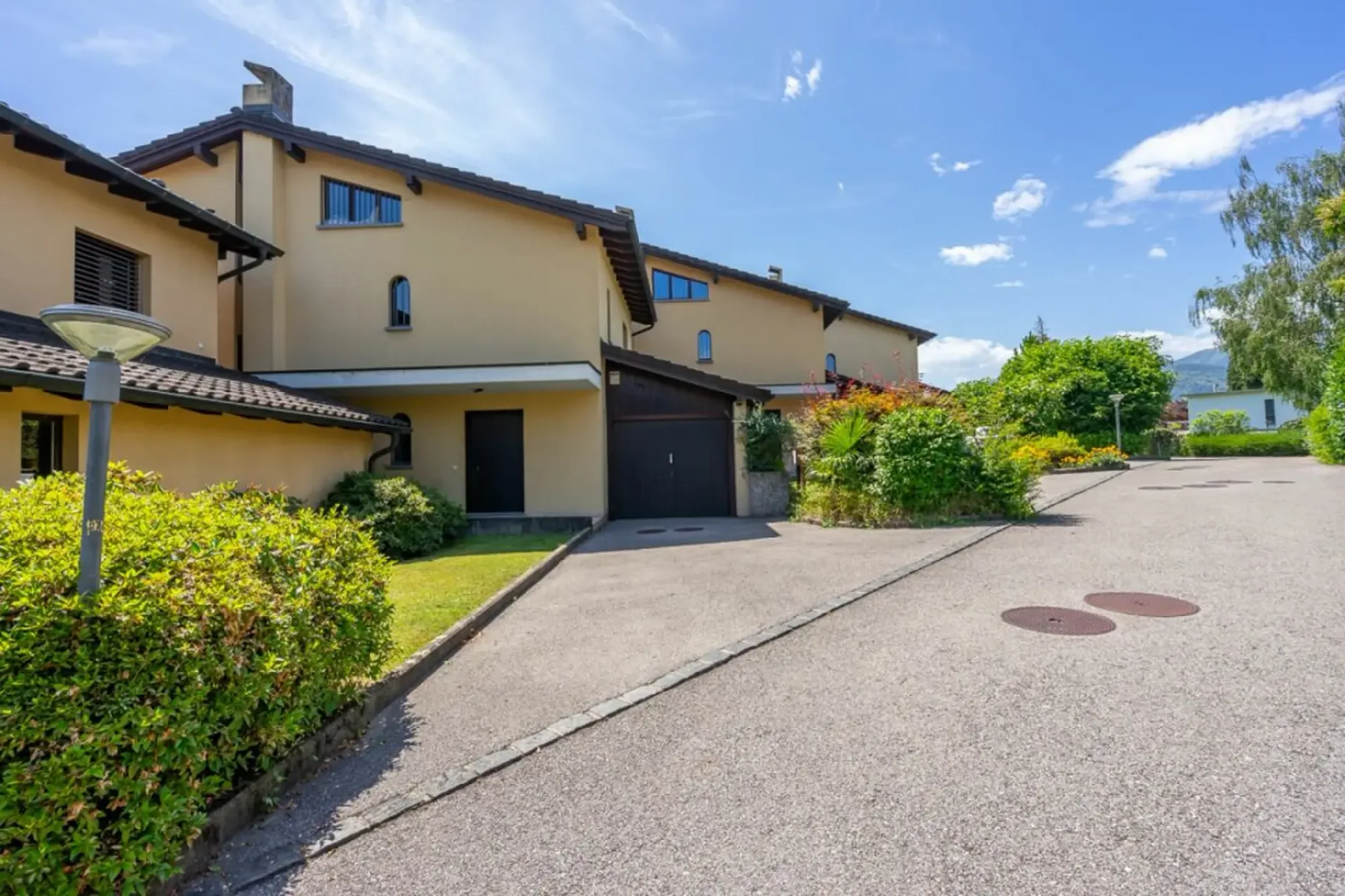 COLLINA D'ORO - CASA CON GIARDINO IN UNA DELLE ZONE PIÙ RICERCATE DEL LUGANESE